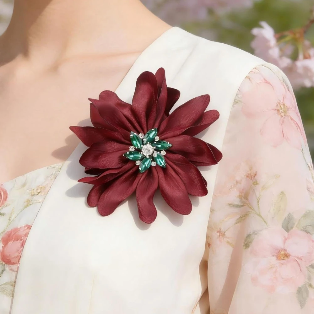 

Элитная тканевая брошь в виде цветка гардении для женщин, булавка для лацкана, изысканный свадебный/праздничный корсаж, аппликация из ткани, декоративный аксессуар