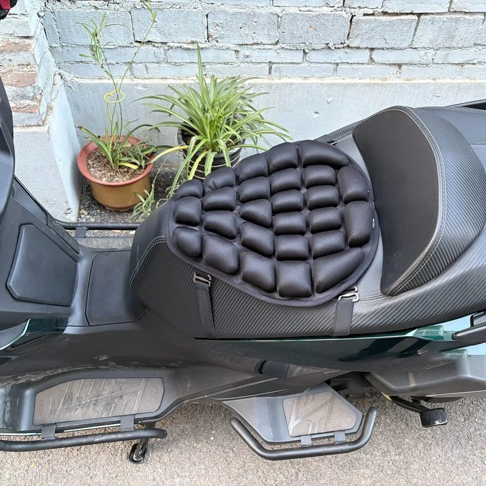 

3D мотоциклетное воздушное сиденье с отверстием давления, удобная нескользящая подушка, дышащий дизайн для поездки на мотоцикле на большие расстояния