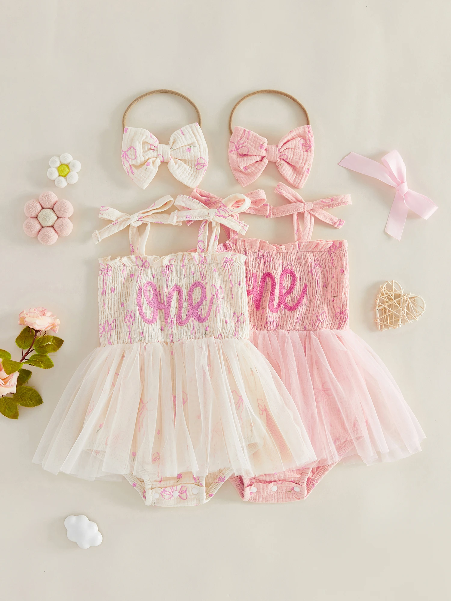 

Милый комплект из двух предметов для маленьких девочек: очаровательный комбинезон без рукавов с цветочным принтом и подходящая повязка на голову для стильного образа.