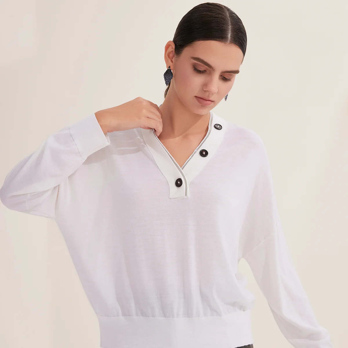 BD4521230 Suéter feminino 100% lã manga comprida com decote em V e botões decorativos para outono