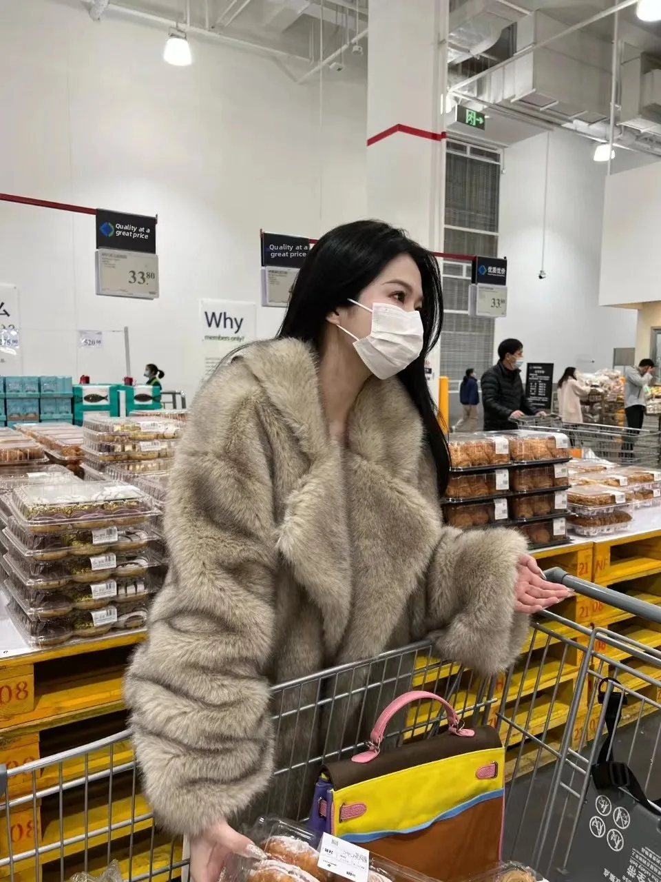 เสื้อโค้ทแฟชั่นผู้หญิงไซส์ใหญ่ รุ่นใหม่ประจำฤดูใบไม้ร่วงและฤดูหนาว  ผ้าหนังผสมสี  ทรงยาว  คอวี  สำหรับใส่ทำงาน  รุ่น CBVFM