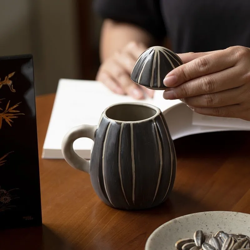 Taza de agua tallada a mano, resistente a altas temperaturas, exquisita forma de semilla de melón, diseño de agarre manual, taza de leche de cerámica con cubierta ZE799