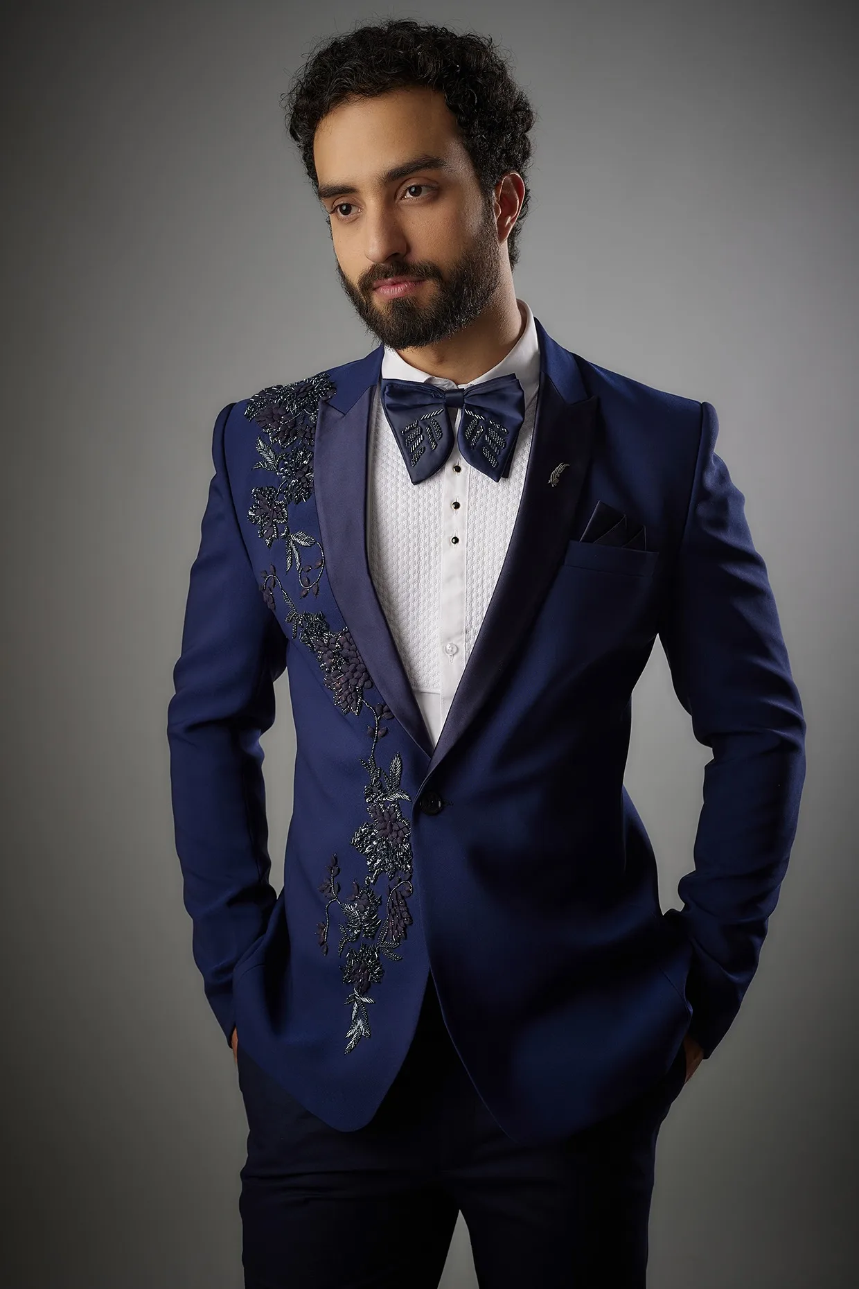 

Bespoke 2 Pcs Men Suits Blazer Pants Regular Fit Peak Lapel One Button Appliques Beading Stylish Formal Business Suits Customed