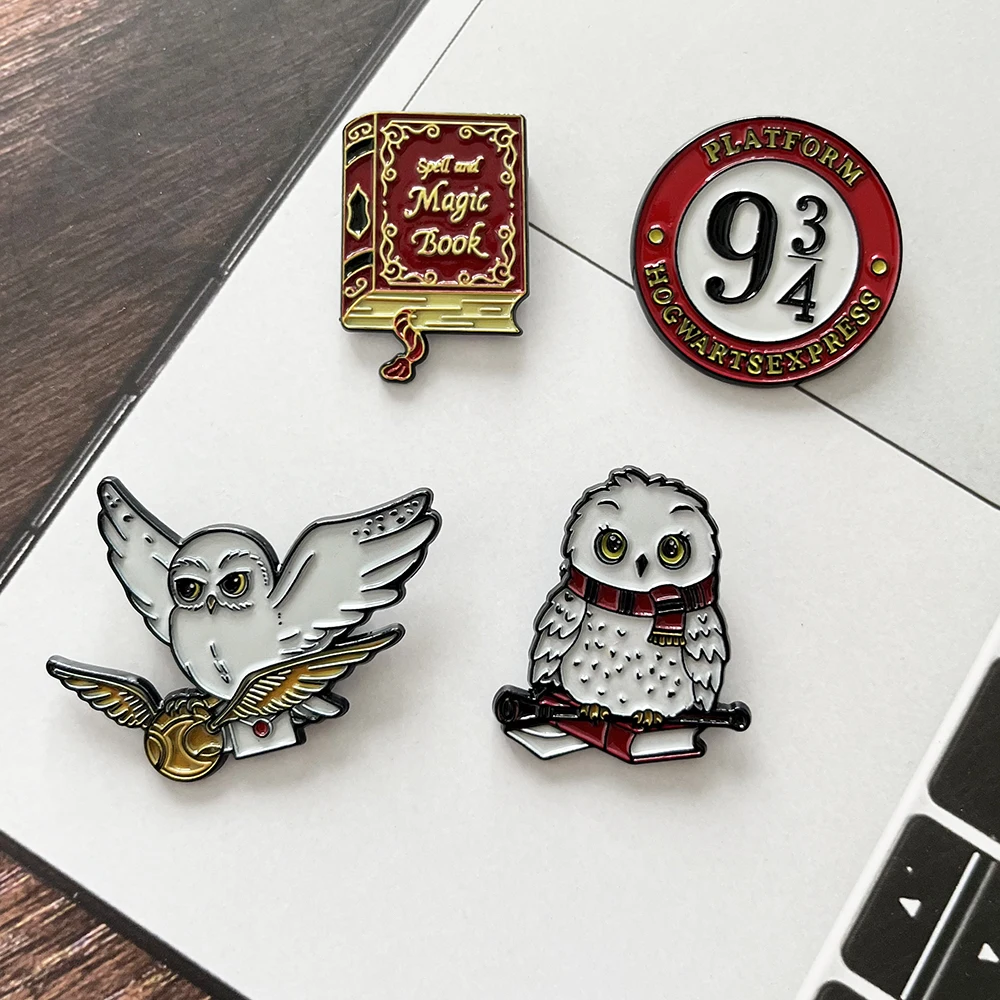 4-teiliges Set Magische Eulen-Buch Emaille-Pins Zauberer-Thema Anstecknadeln für Rucksack Jacke Deko Fantasy-Fan Geschenk Broschen – Detail 5
