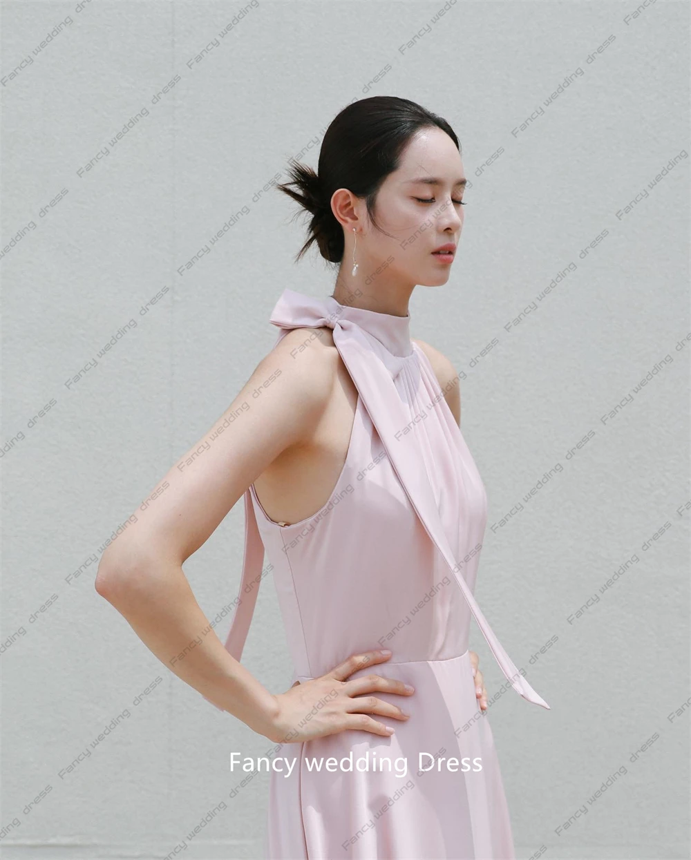 Fancy Korea Pink Halter abito da sposa servizio fotografico senza maniche morbido raso lunghezza del tè abito da sposa fiocco abiti da sera da sera