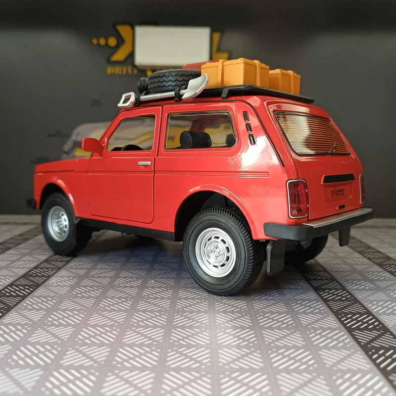 1:24 Simulation Jeep Alloy Model doors on both sides that can be opened has simulated sound and lighting functions, rich details