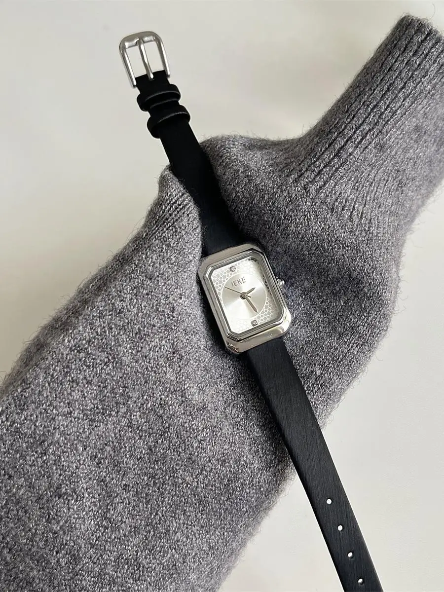 Nuovo orologio quadrato di lusso da donna Orologio con cinturino in pelle leggero e versatile in stile vintage di fascia alta, un regalo perfetto per le donne.