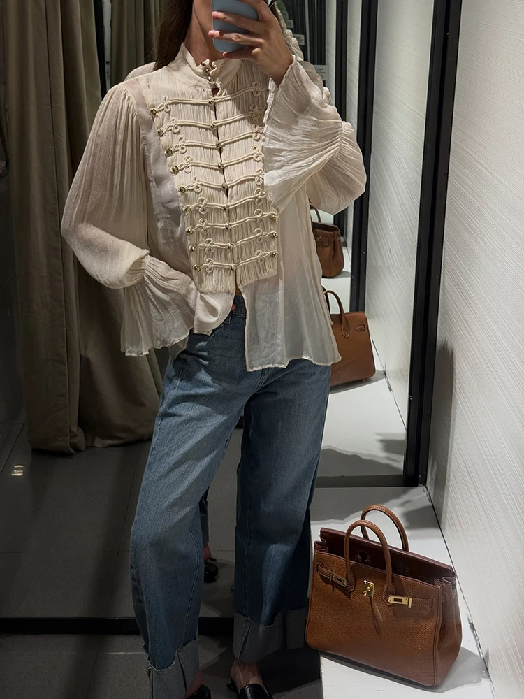 Trendige beige Bluse aus Crinkle-Stoff für Damen, locker geschnitten, mit Stehkragen, doppelten Metallknöpfen, Laternenärmeln, geeignet für Herbst, Dating und Pendeln. – Detail 7