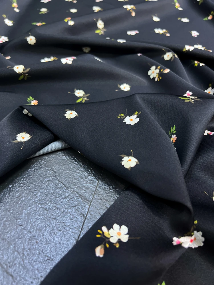 Tissu sergé pour robes et chemises, blanc, floral, noir, commissionné