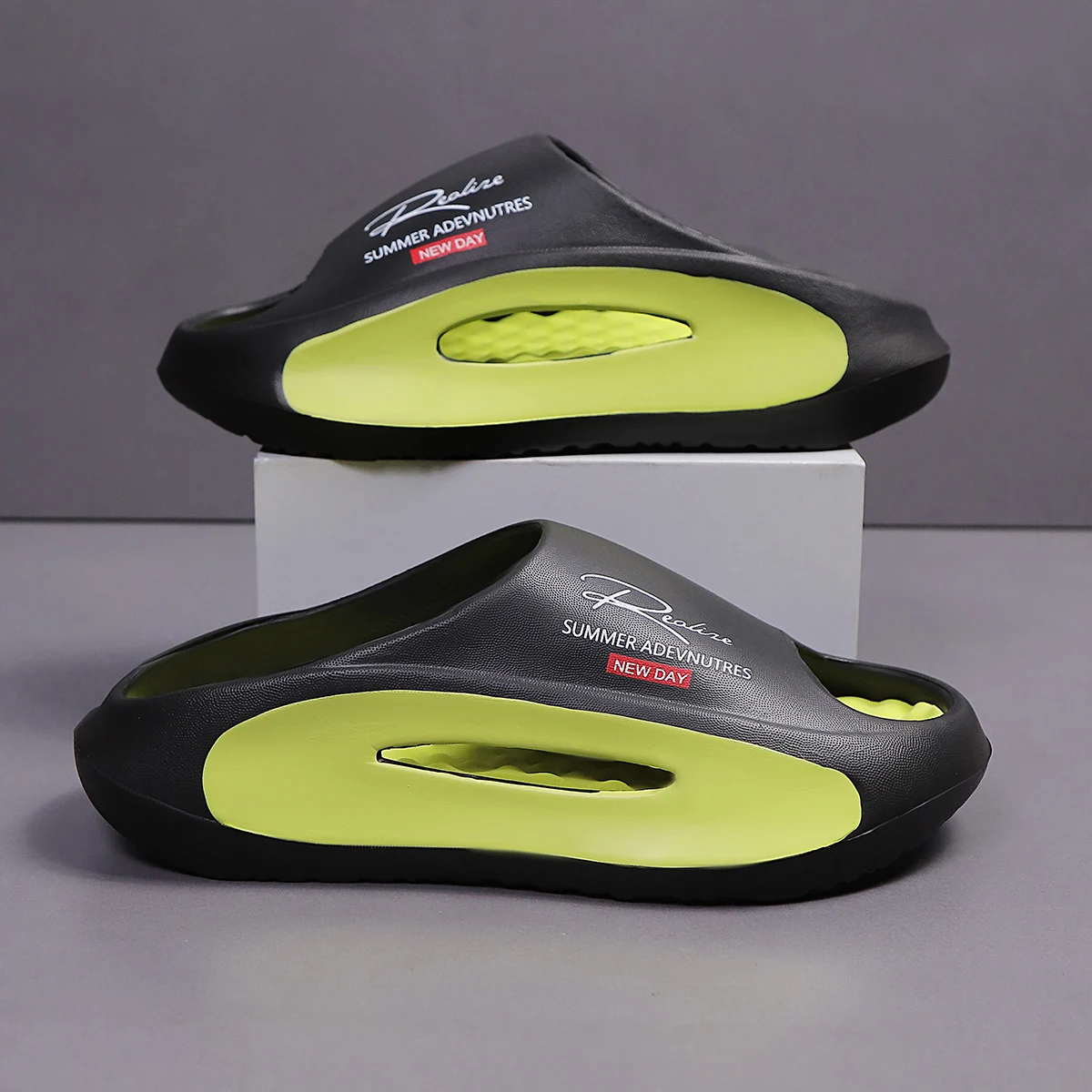 Herren-Sporthausschuhe – leichte, rutschfeste EVA-Slipper mit „Summer Adventures New Day“-Grafik, offenes Zehen-Design für drinnen und draußen – Detail 5