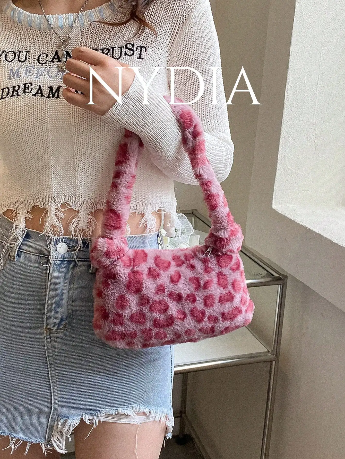 

Розовая пушистая сумка с леопардовым принтом и ручкой-помпоном