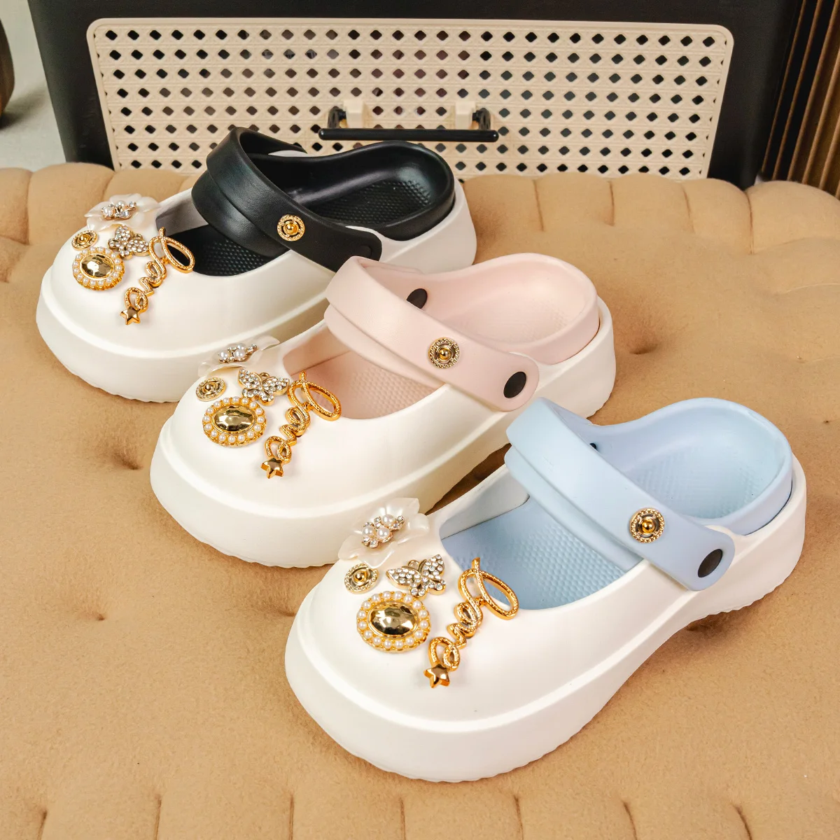New Versatile Gold Mirror Camellia Color-Blocked Clogs for Women, Non-Slip Outdoor Slippers, Fashionable Closed-Toe Sandals 600