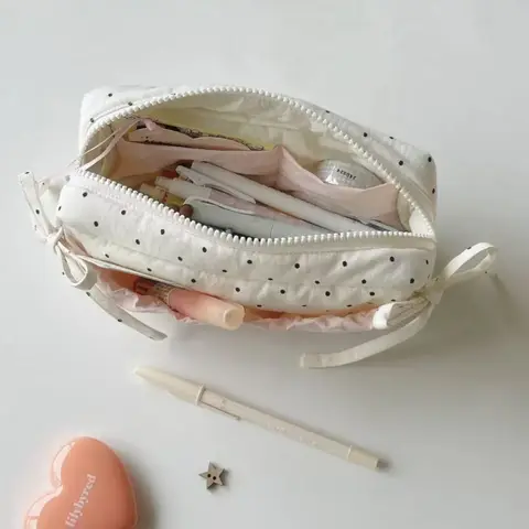 Sött pennfodral med prickar och jordgubbsmjölk - Vitt med rosa accessoarer, hjärtformad rosettdesign, dragkedjeförsedd fack 10 best sales jordgubbspenna - №6