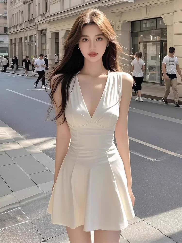 

Minimally White V-Neck Dress For Women In Summer, With A Sexy Design For Commuting And Sleeveless Slim Fit Dress