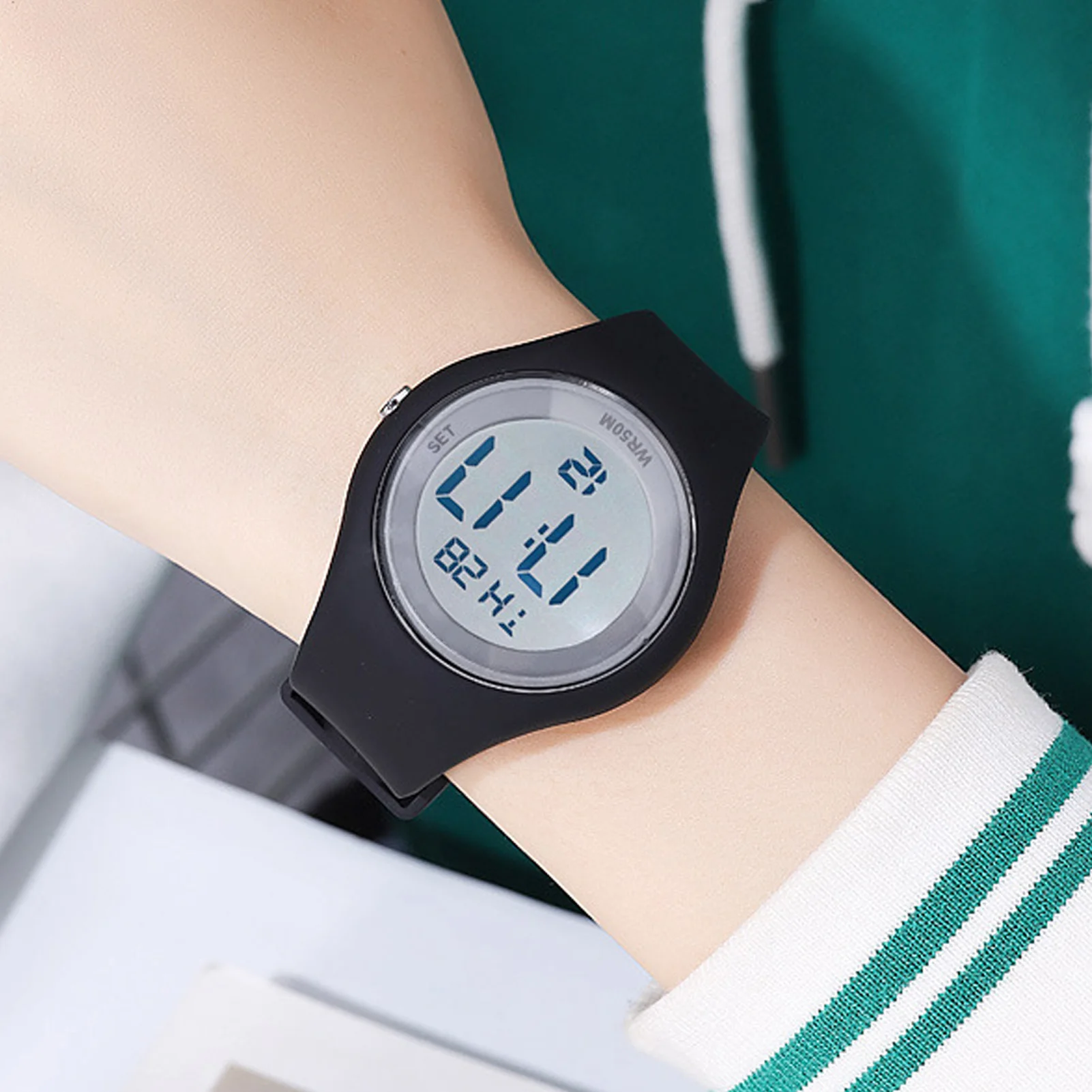 Kindersporthorloge Zachte band Kalender Alarm Stopwatch Kinderen Digitaal horloge Stappenteller EL-achtergrondverlichting voor kinderen van 5 tot 15 jaar oud