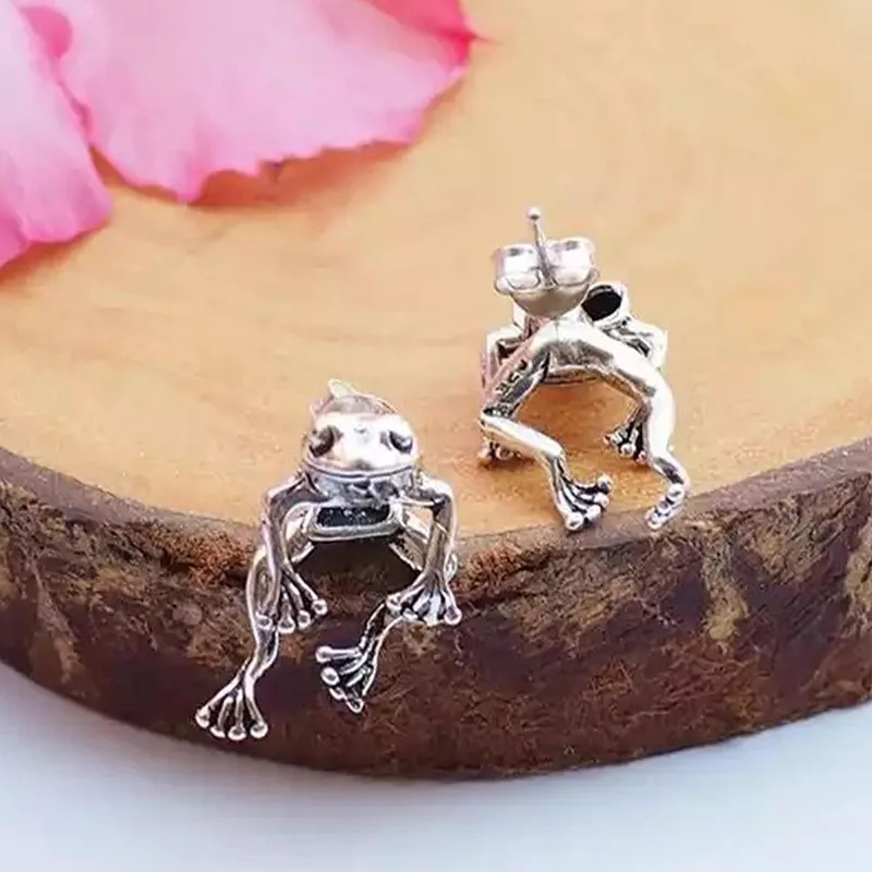 Punk Retro Silver Color Cute Frog Earrings for Women Gothic Fun Animal Piercing Earrings for Girls Party Fashion Jewelry Gifts