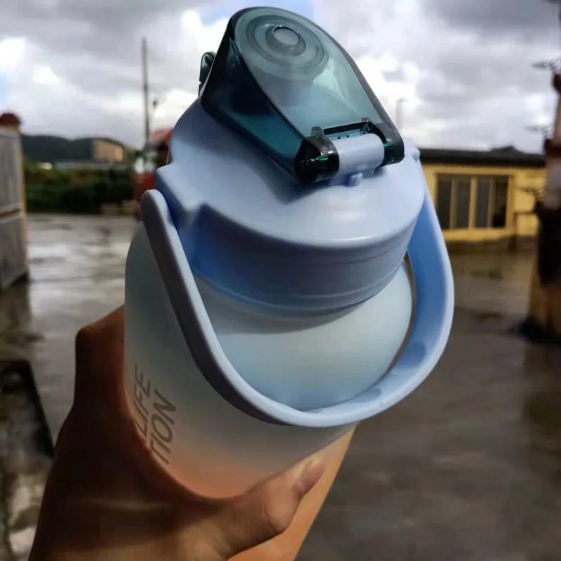 24 شعار التغذية هزة زجاجة ماء 2L المتدرج المتضخم مع القش داخل تريتان المواد البلاستيكية زجاجة السفر في الهواء الطلق