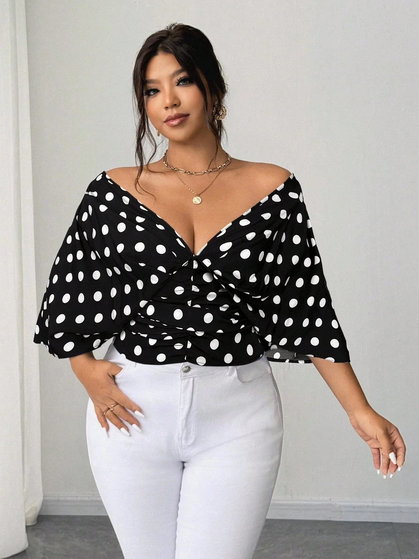

Женская блузка с открытыми плечами, завязками спереди и рукавами-фонариками в горошек