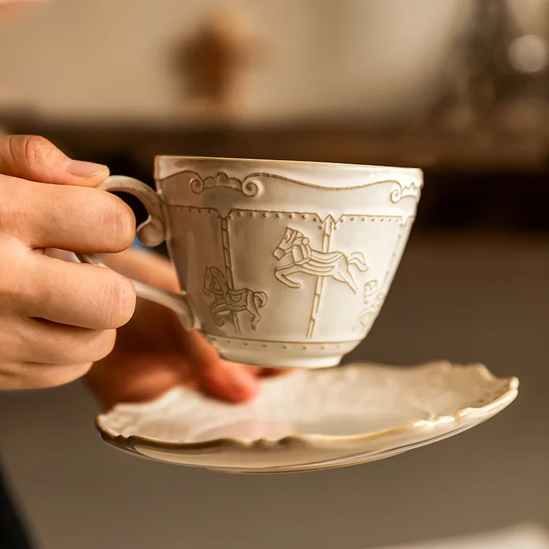 Vintage Relief Karussell Kaffeetasse Teller Set, hochwertige Keramiktasse Coffee Shop Latte Tassen, exquisites Paar Teetasse Weihnachtsgeschenk