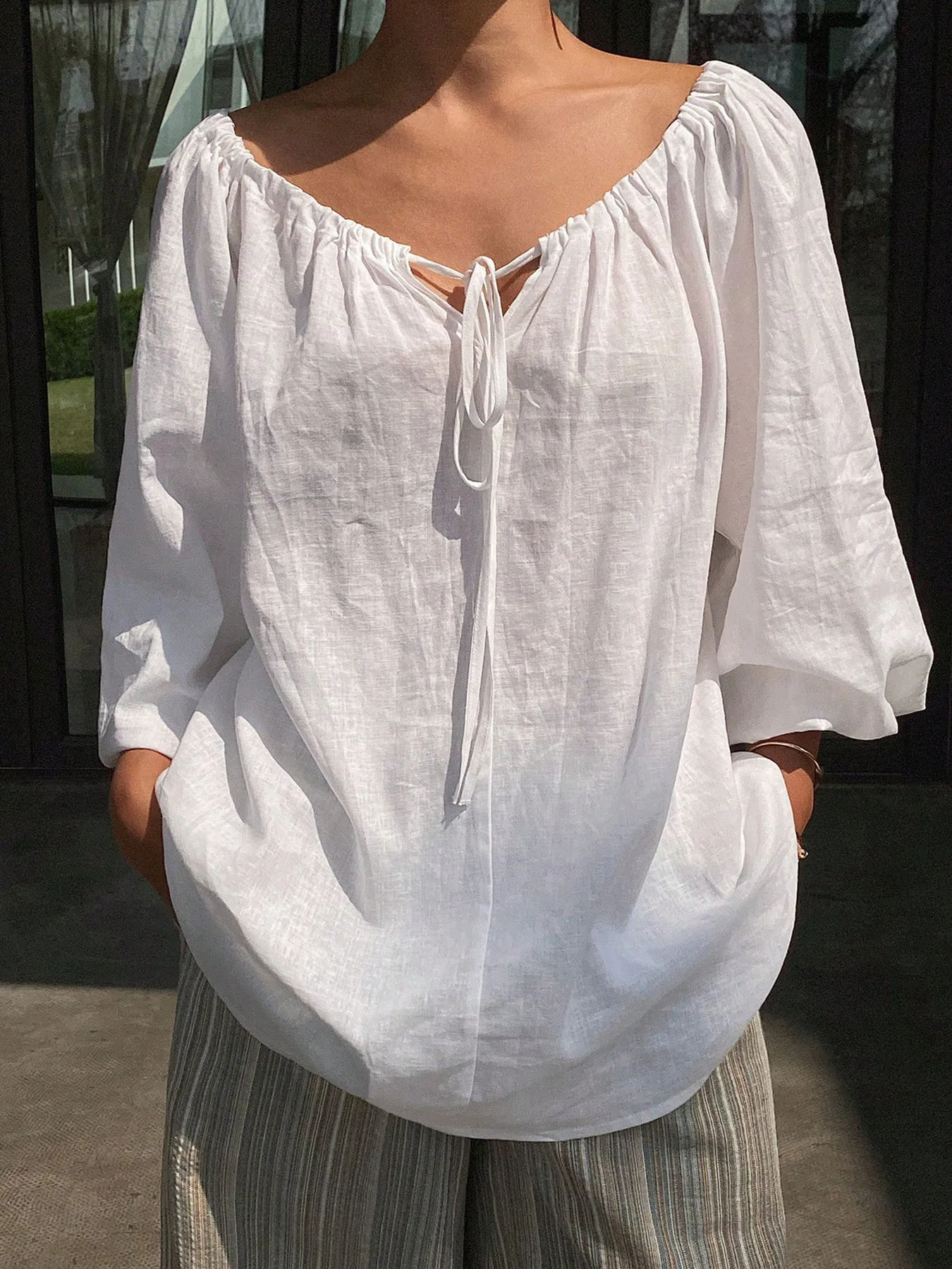 Damen-Bluse aus 100% Baumwolle mit schulterfreiem Design, Laternenärmeln, verstellbarem Bindekragen und elastischem Design. – Detail 1