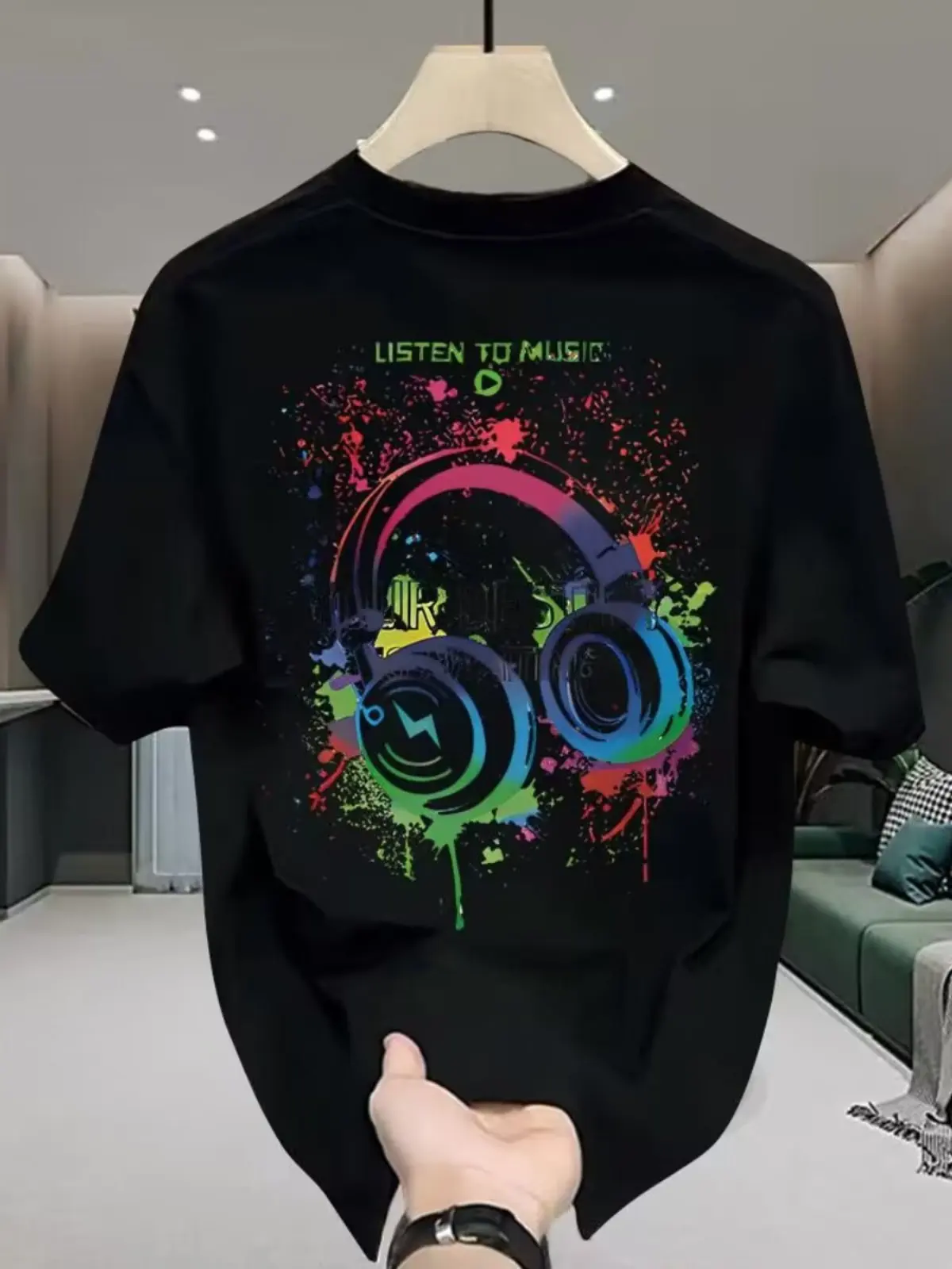 This short-sleeved cotton T-shirt is suitable for both men and women, and it also has a built-in music headphone function. Style