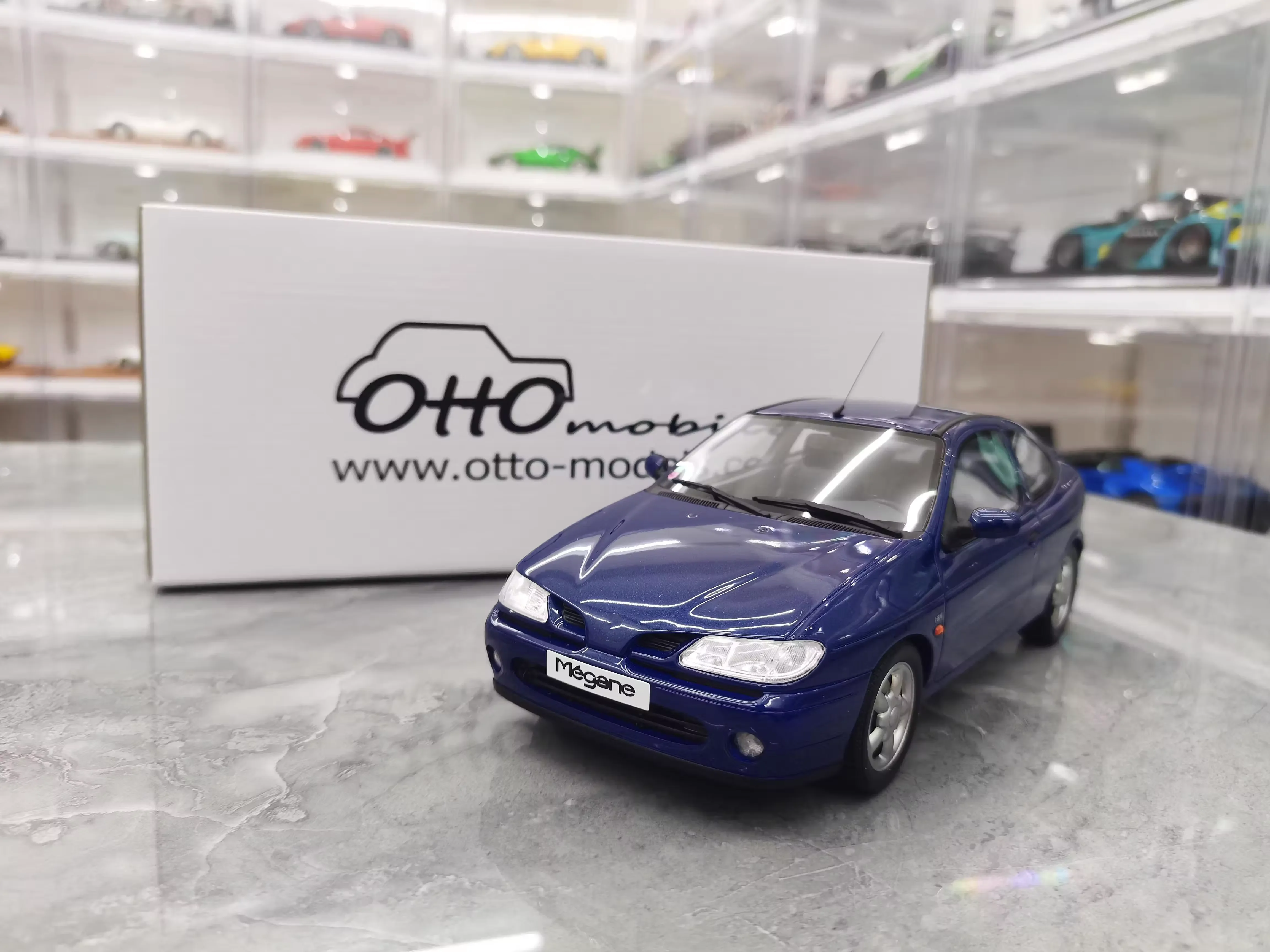 

OTTO 1:18 Megane 1 Coupe 2.0 16V 1995 Limited to 2000 Pieces Simulation Resin Static Car Model Toys Gift