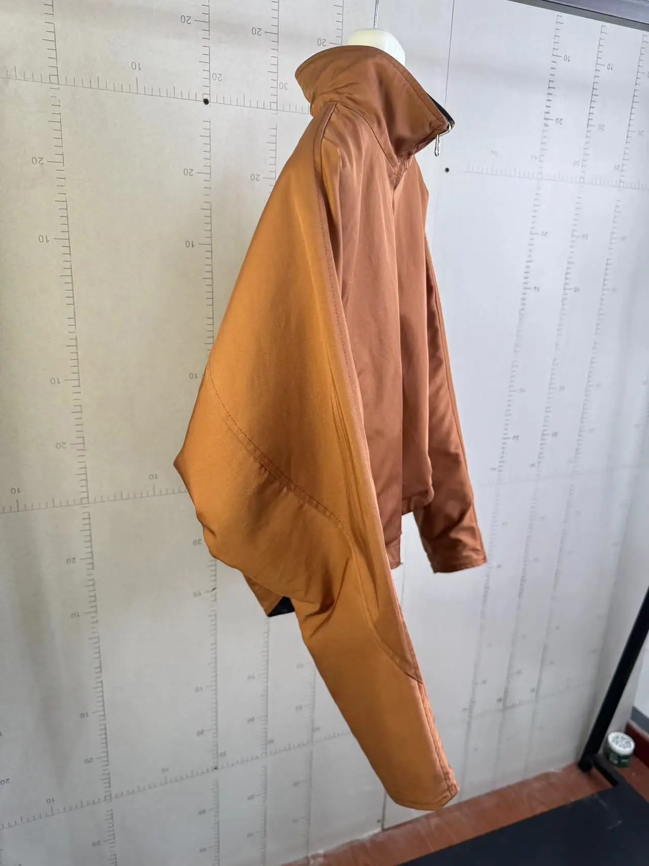 كلا الجانبين 2025 تصميم جديد من جلد الغنم الحقيقي والطبيعي مع سترة نسائية قصيرة جميلة وفاخرة بغطاء للرأس كبيرة