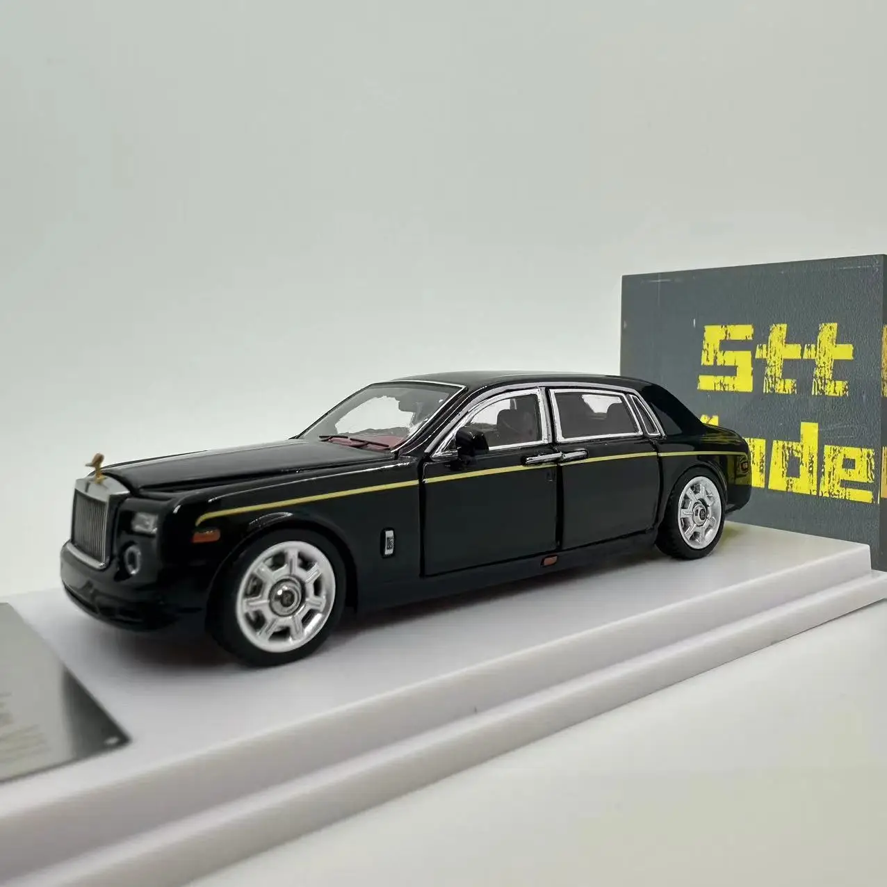 DCM 1:64 Royce Phantom BlackSilver /Dragon of Year Edition Diecast Model Car