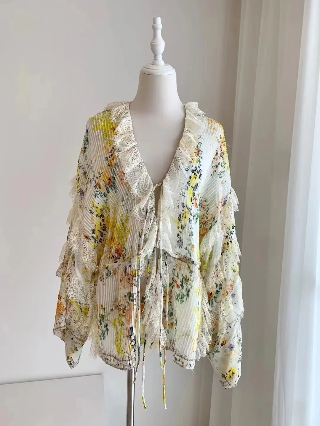 Blusa floral de renda com gola v para mulheres, manga longa, camisa de seda plissada, camisa emendada