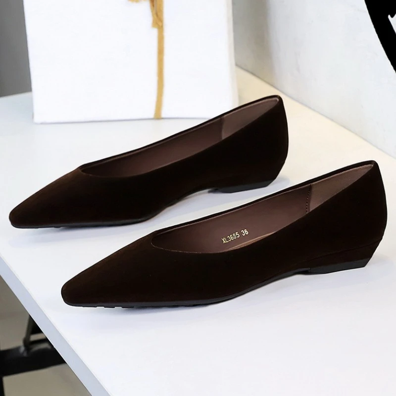 Novità Décolleté firmati con tacco basso dal design in velluto per donna Mocassini comfort autunnali sexy con punta a punta Scarpe casual da esterno leggere