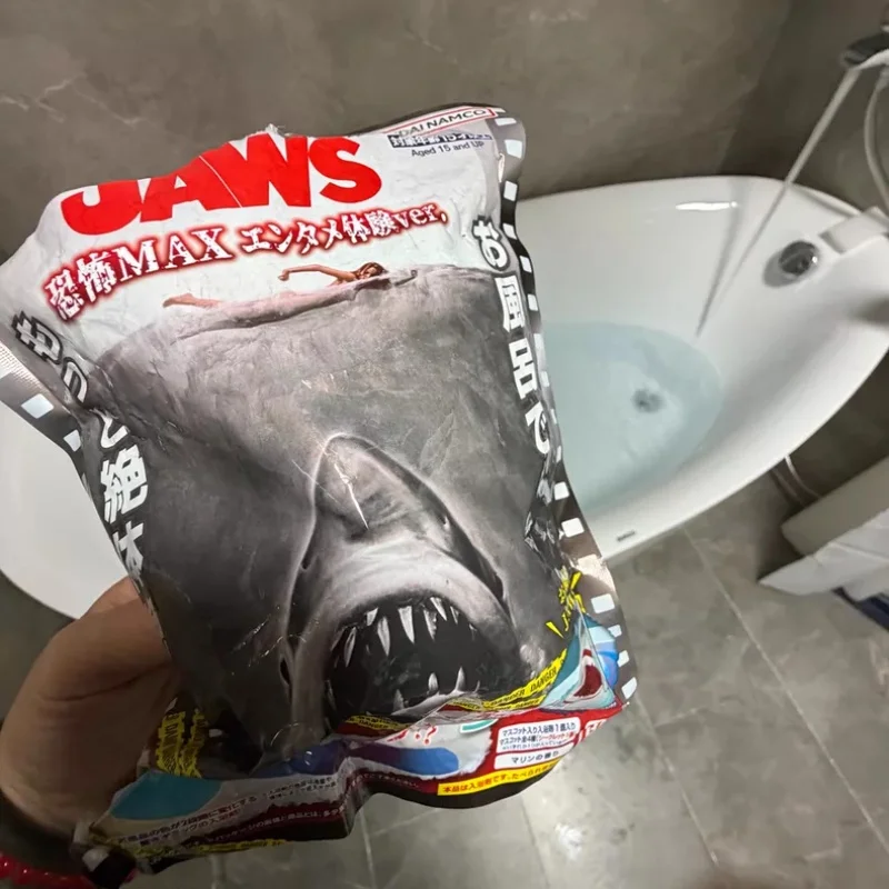 

Коллекционная игрушка Bandai «Челюсти» в стиле хоррор: белая акула, меняющая цвет, для ванны, с соляными шариками для ванн, отличный опыт использования, в наличии