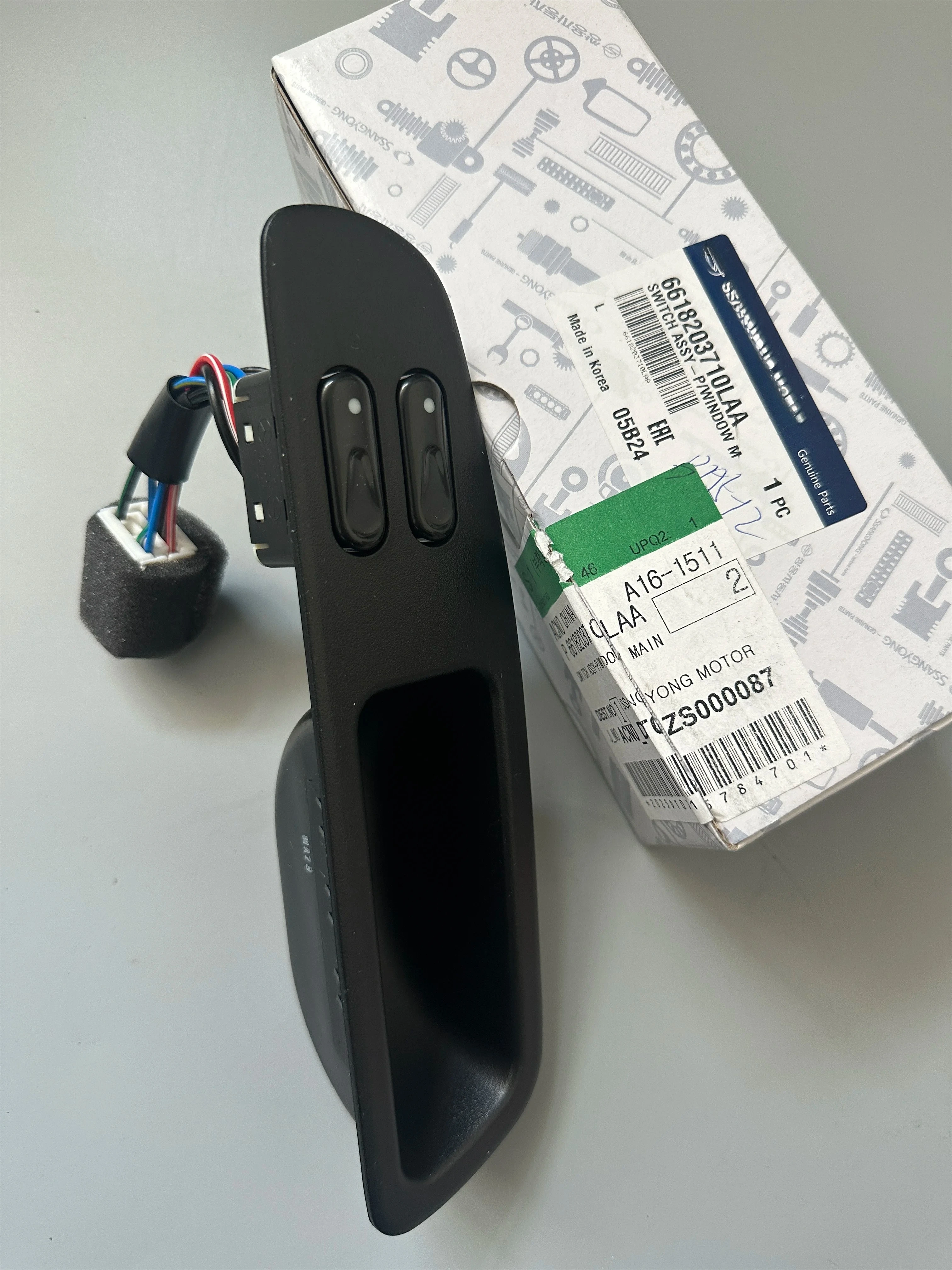 

Genuine Left Front Door Glass Lift Switch 6618203710LAA For MB100 ISTANA