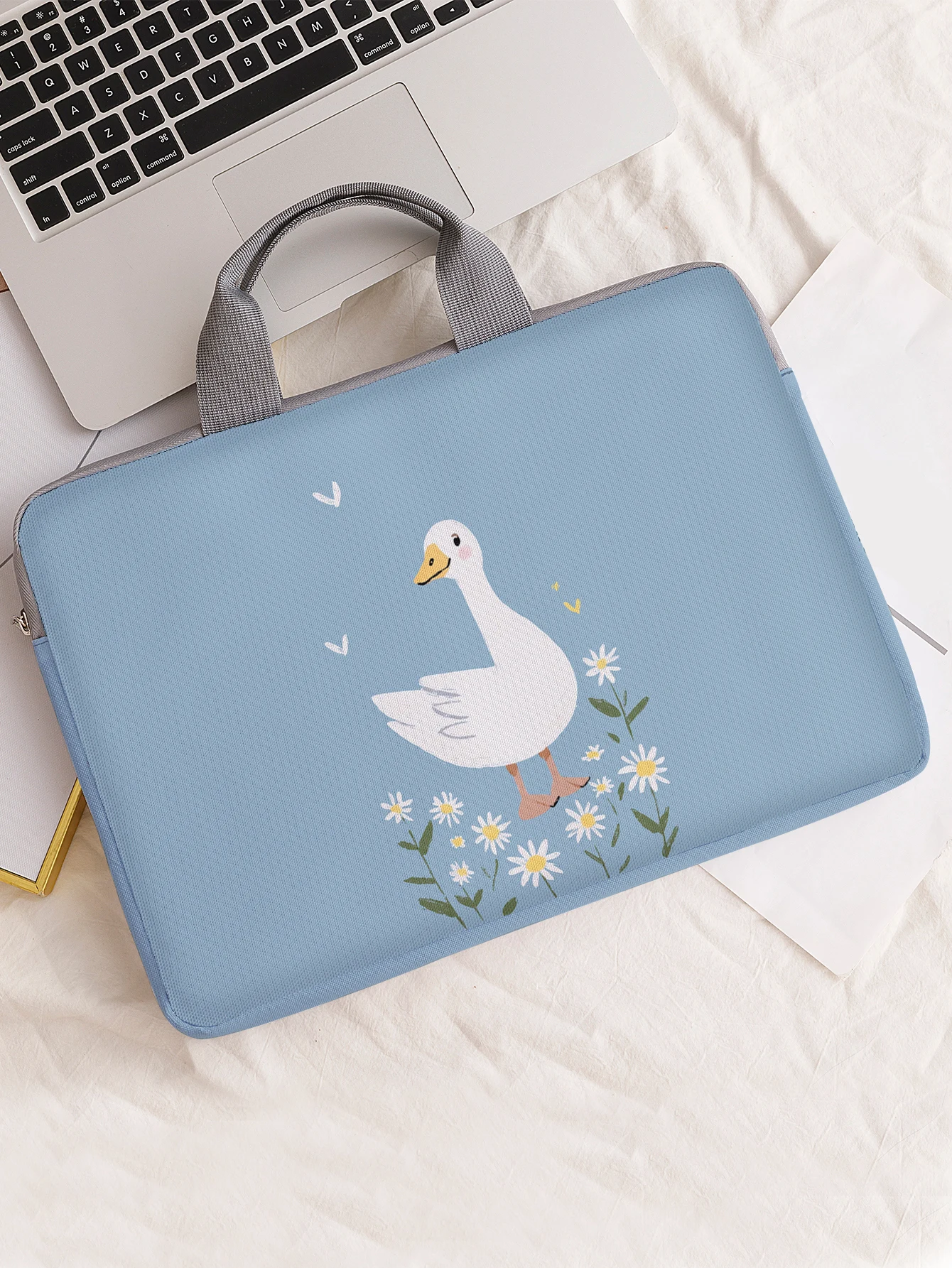 One Set, Two Styles, White Goose with Daisies Pattern Printed Laptop Sleeve, Briefcase, Suitable for 14-inch Laptops