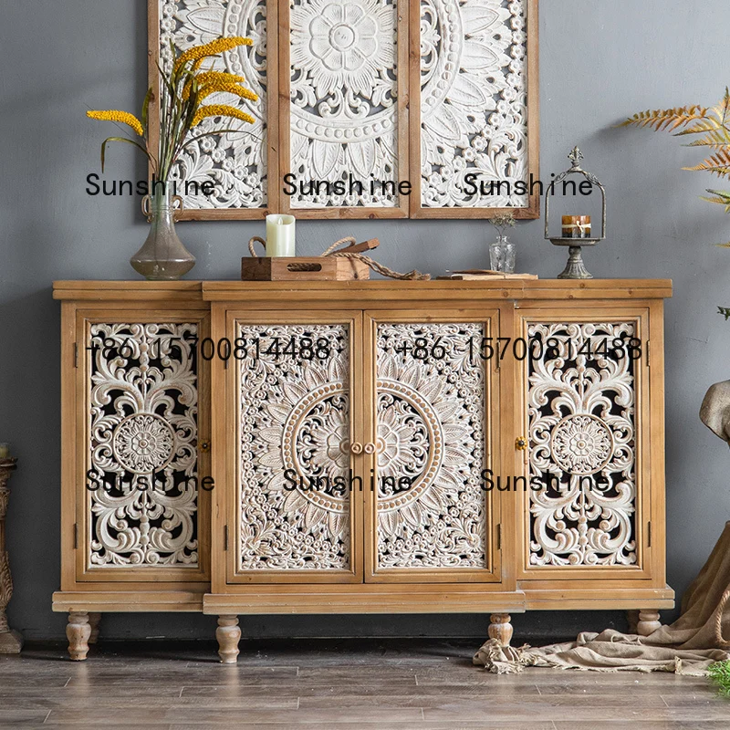 خزانة جانبية لتناول الطعام على الطراز الريفي الأمريكي، وخزانة ذات أدراج لمدخل غرفة المعيشة