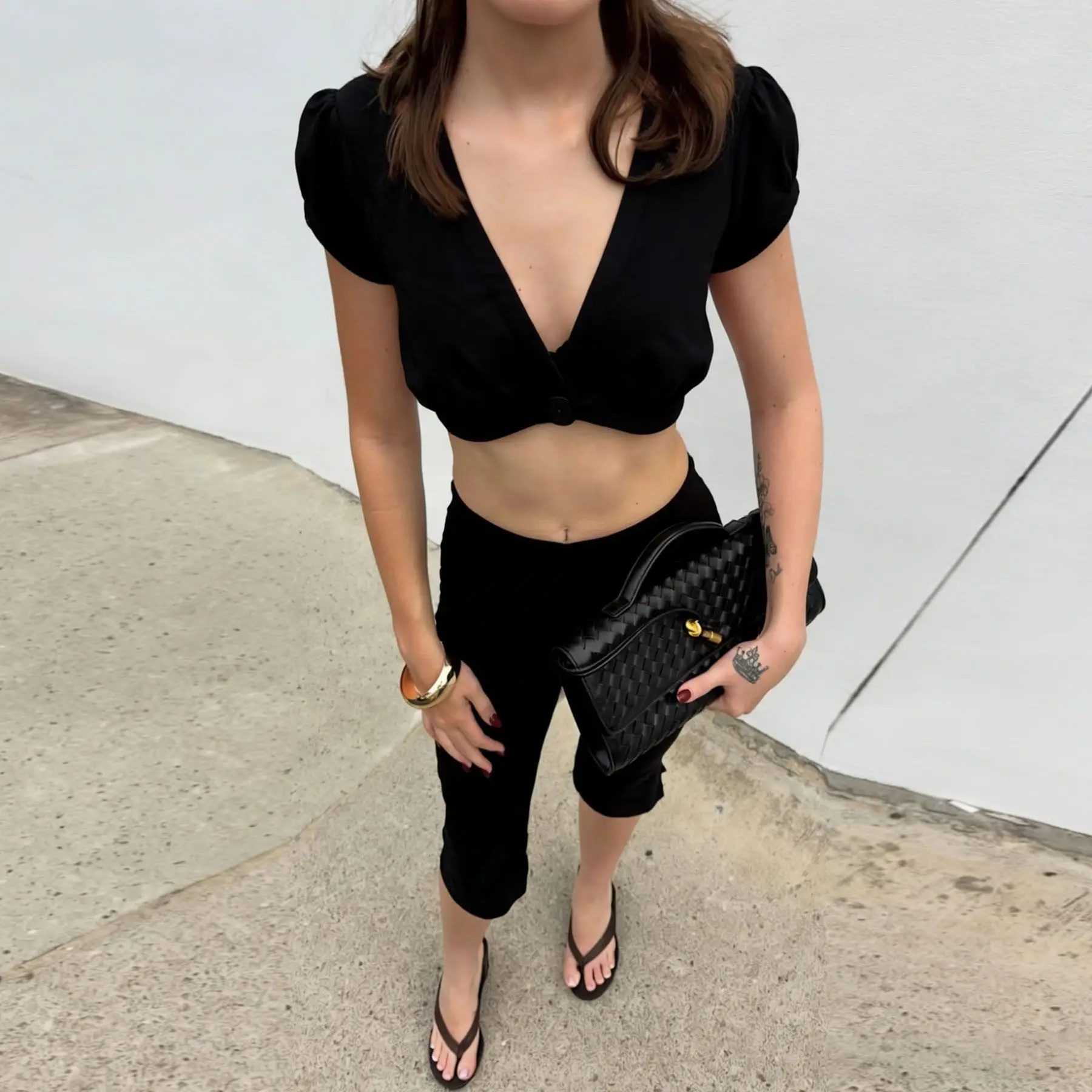 2026 spring and summer new, deep V-neck ultra-short umbilical sexy spice T-shirt, lantern sleeve design, casual and versatile.