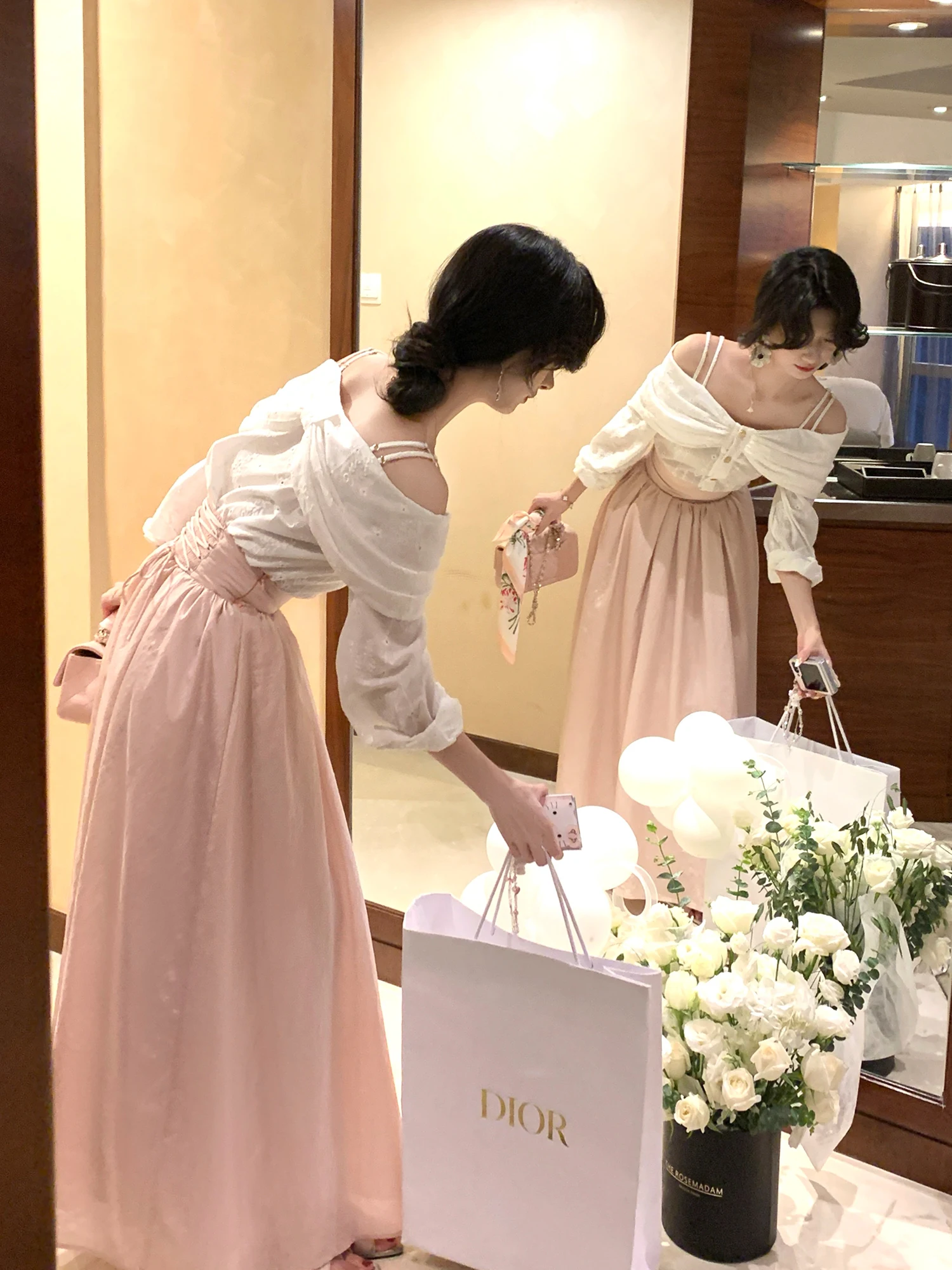 

Женский комплект: Блузка с тяжелой вышивкой и завязкой на одно плечо, белая, с юбкой-балеткой на завязках, весенняя мода, французский стиль