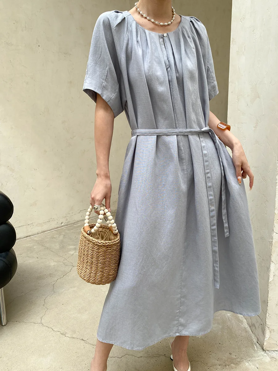 Sommerliches Damenkleid in unifarbenem Design mit plissierter Taille und Rundhalsausschnitt. – Detail 10