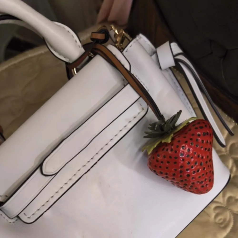 

Bag Accessories Waterproof Strawberry Key Ring 3D Alloy Versatile Bag Charm Vivid Elegant Red Resin Fruit Pendant Party