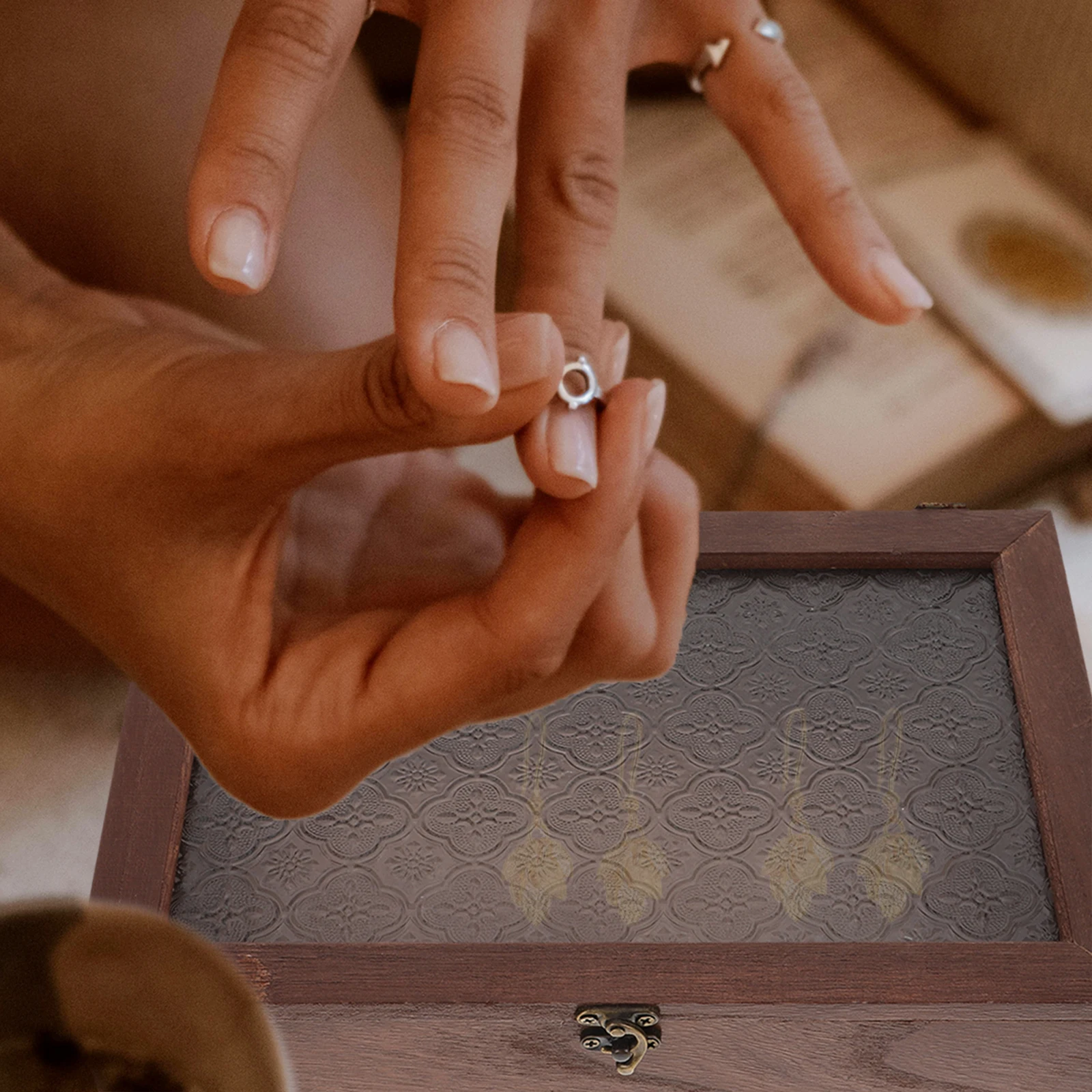 

Wooden Jewelry Box Clear Lid Black Walnut Retro Ring Earrings Necklace Bracelet Storage ganizer Container Display Case Home
