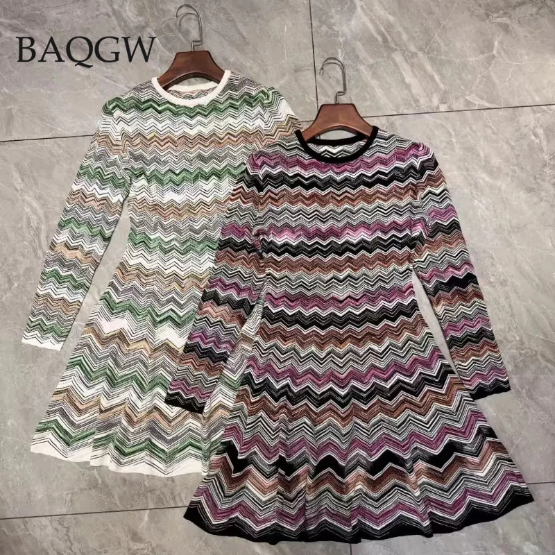 Kolorowa, prążkowana, dzianinowa mini sukienka damska, jesień 2025, okrągły dekolt, długi rękaw, vintage, dopasowana mini sukienka.