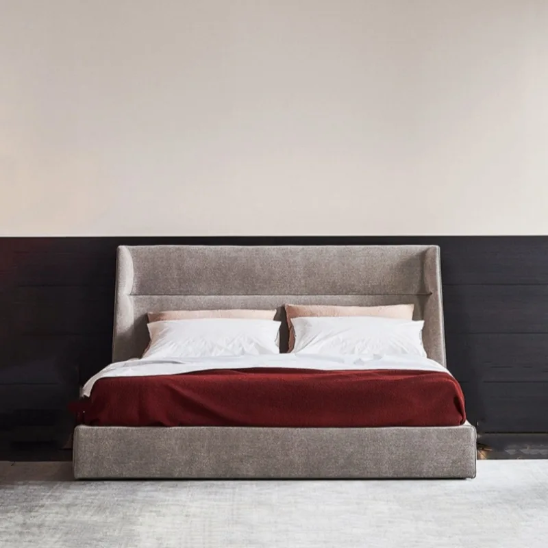 غرفة نوم رئيسية ناعمة ومثبتة وحديثة وبسيطة وسرير أرضي كريمي