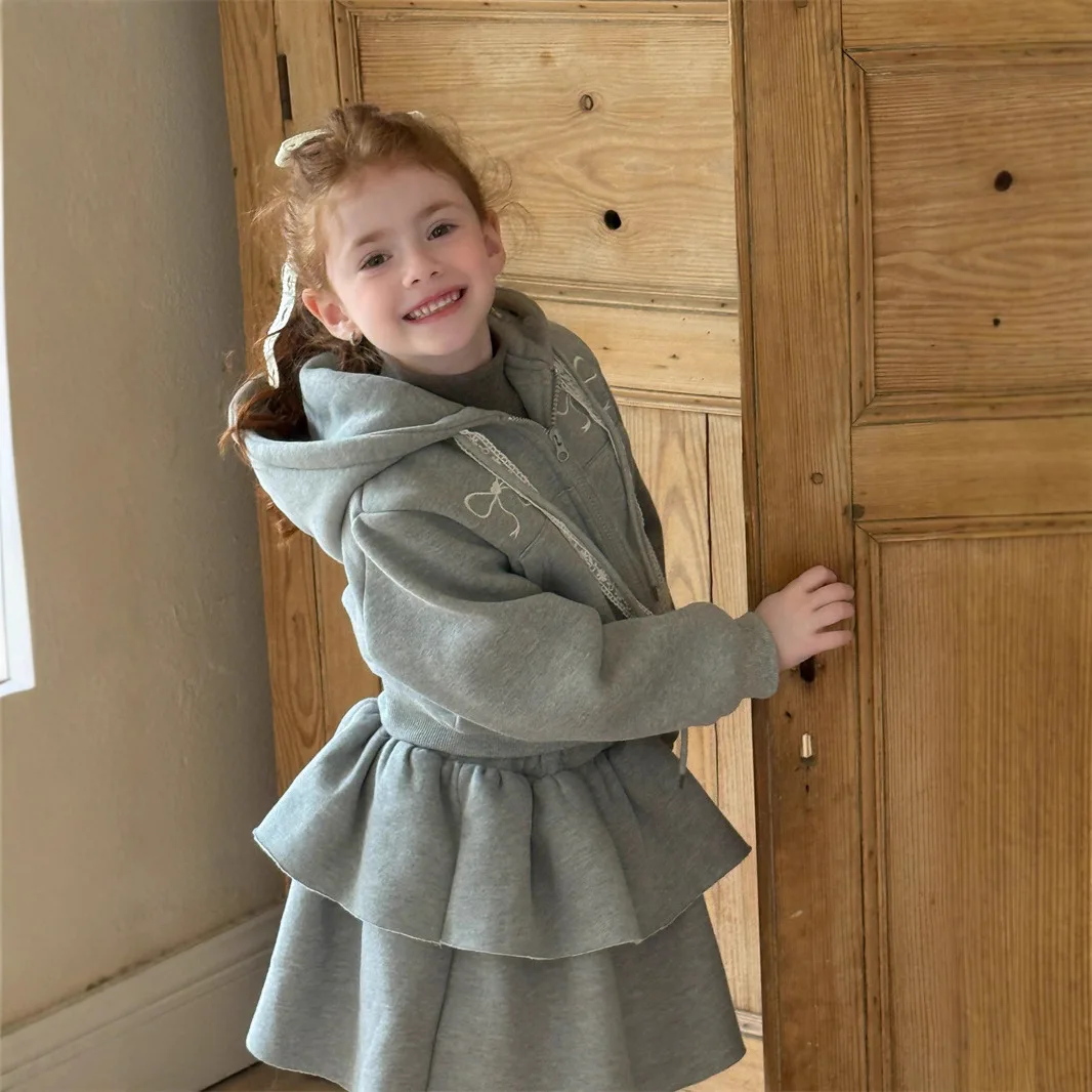 

Комплект для девочек, осень-зима 202, вышивка узлом-бабочкой и толстой бархатной толстовкой с капюшоном, полуюбка, комплект из двух предметов, теплый и милый