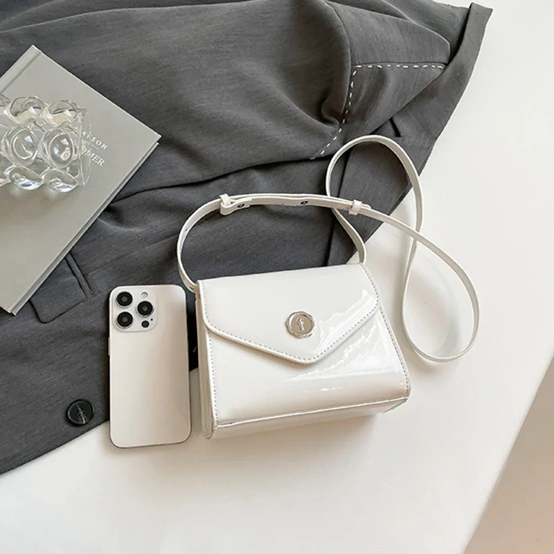 حقائب كتف جلدية لامعة براءات الاختراع للنساء 2025 الاتجاه محكم حقيبة مربعة صغيرة الإناث اليومية محفظة الهاتف عادية