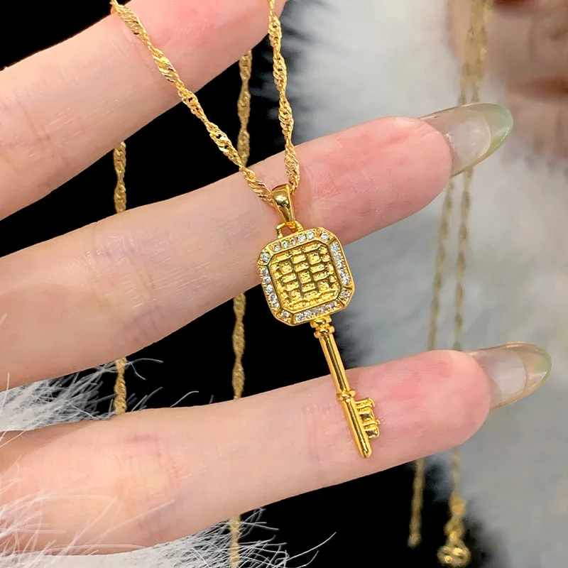 9999 gold key pendant for women, a unique and rare design piece with a vintage style, a collar chain for the neck.