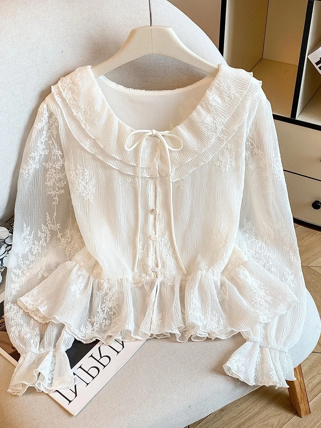 

Elegant Long Sleeve V-Neck Embroidered Shirt Women's Fashion Spring New Style Bell Sleeve Waist Cinched Top Outerwear