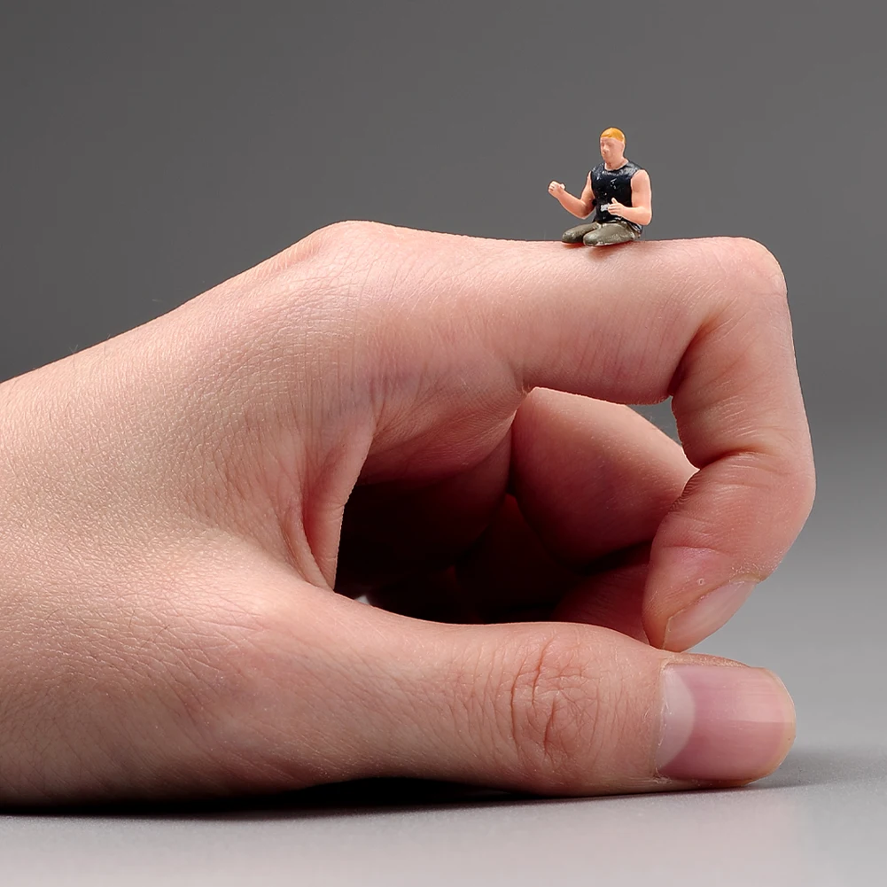 Painted Miniatures 1/18 1/24 1/43 1/64 1/87 Driver Driving Men Women Window Driving Girls Figure Model Cars Vehicles Decoration