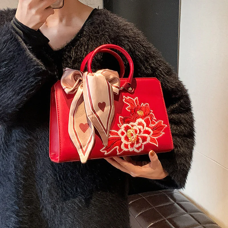 

Chinese Style Embroidered Flower Red Handbag 2024 New Women's Travel Wedding Banquet Single Shoulder Crossbody Commuting Bag