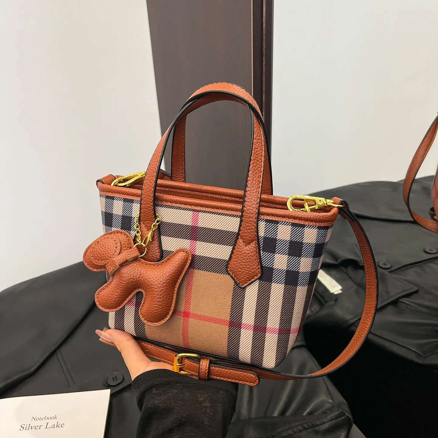 

Винтажная большая сумка в клетку 2025 года, универсальная женская сумка через плечо, пригородная сумка «день-ночь», минималистичная сумка на ремне, текстурированная