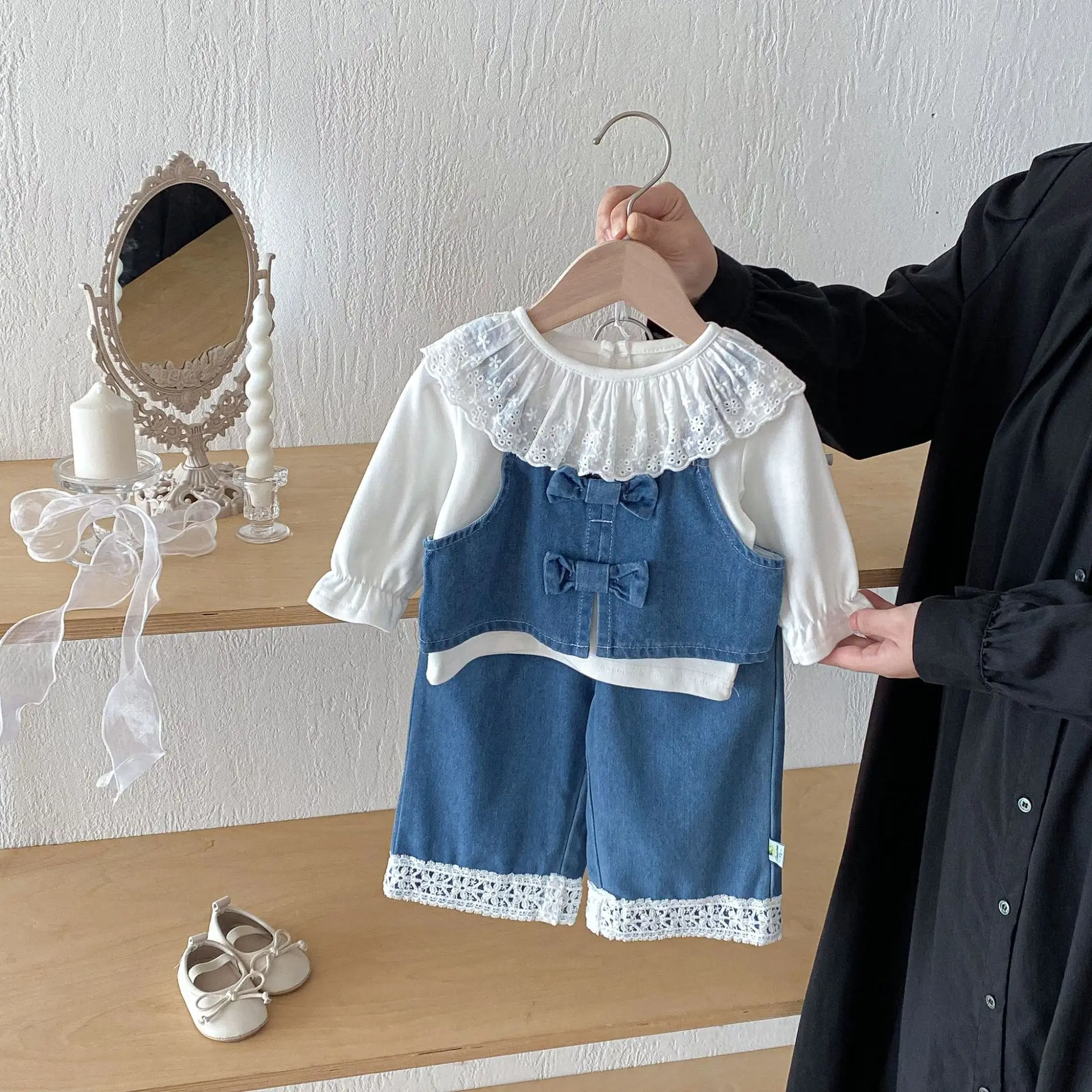 

2026 Весенний новый комплект одежды без рукавов для маленьких девочек, милый джинсовый жилет на бретельках для девочек + кружевные брюки, костюм из 2 предметов, модная одежда для малышей