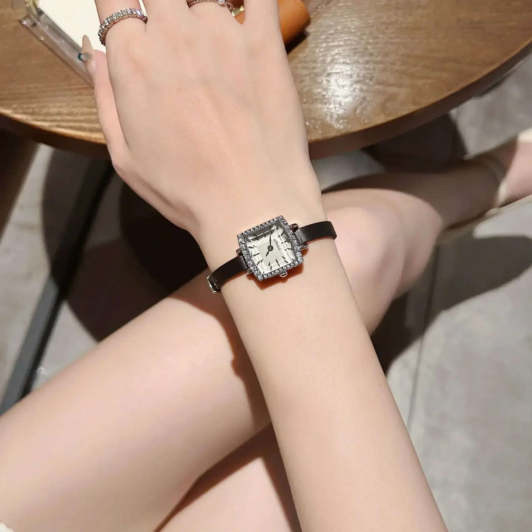 Petite montre à Quartz incrustée de strass pour femmes, tempérament de luxe rétro élégant, boîtier carré, cadeau True Pity pour les amoureux, nouvelle collection